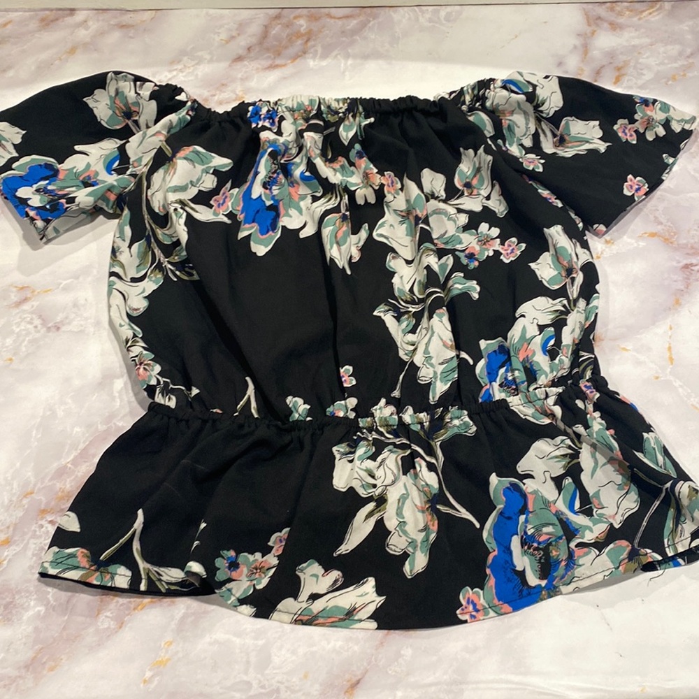 Floral off shoulder top. SZ 8